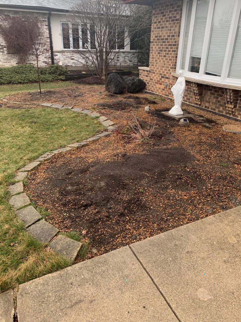 Before-Picture-of-Front-Yard-Woodridge-Mulch-3