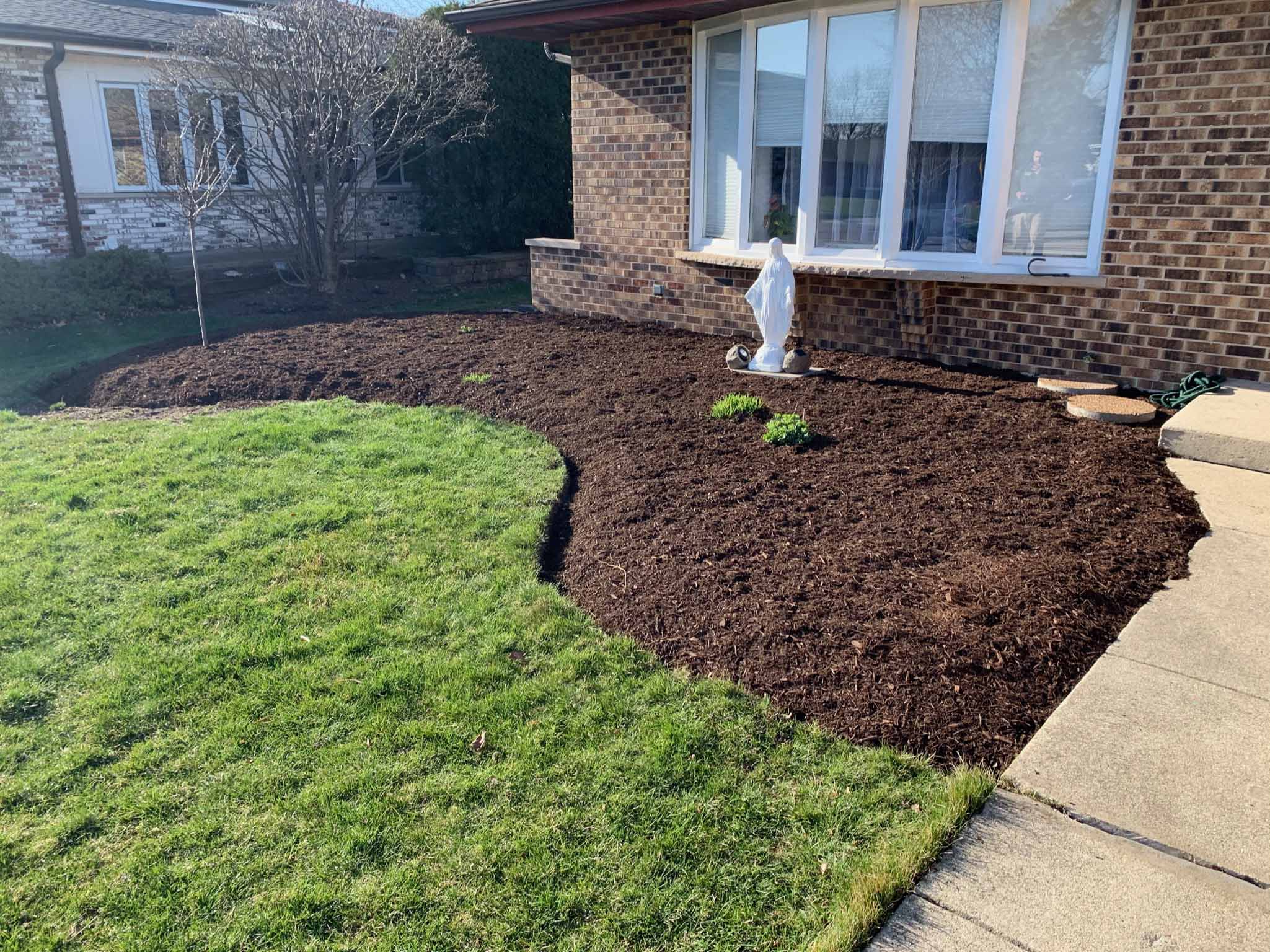 Before-Picture-of-Front-Yard-Woodridge-Mulch